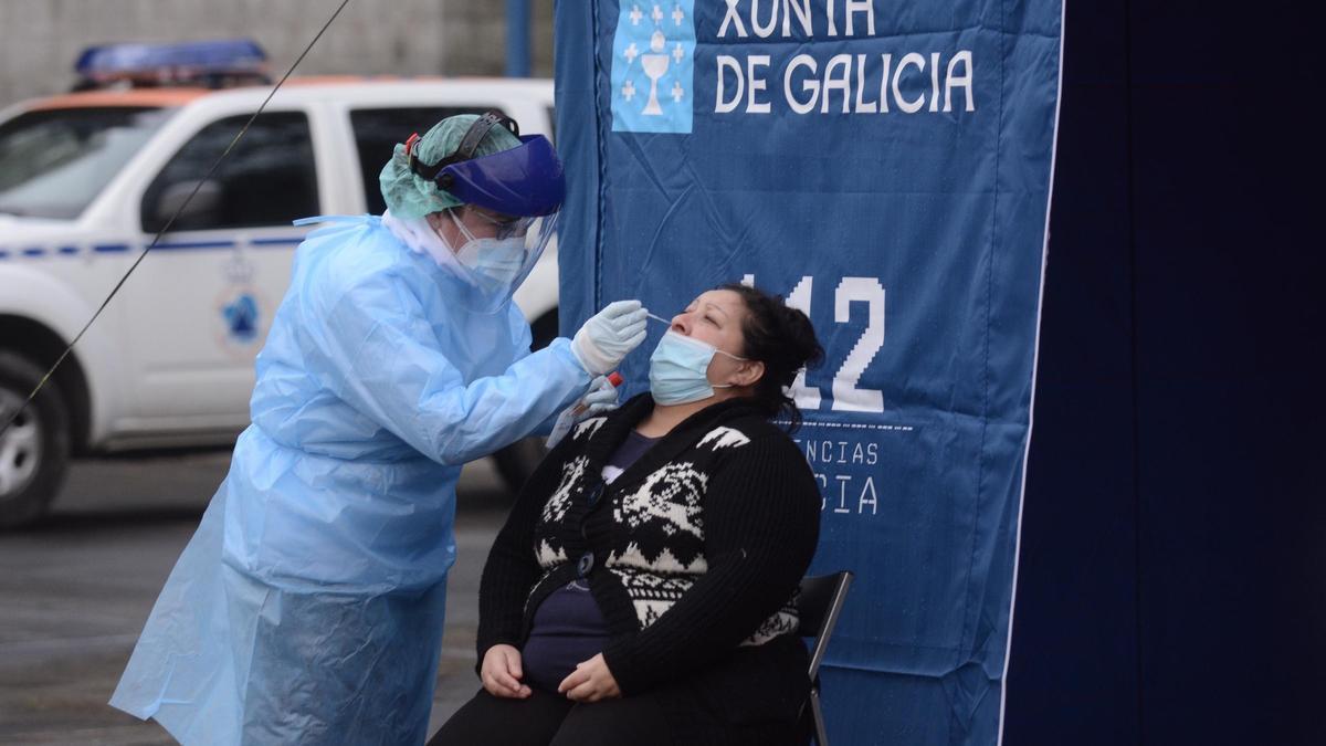 Una mujer se somete a la prueba del COVID en O Vao.