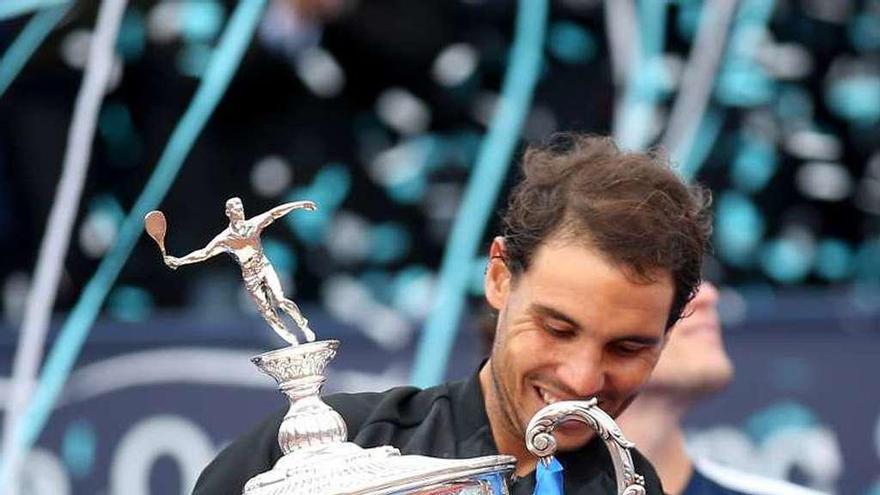 Rafa Nadal recoge bajo el confeti su décimo Trofeo Conde de Godó.