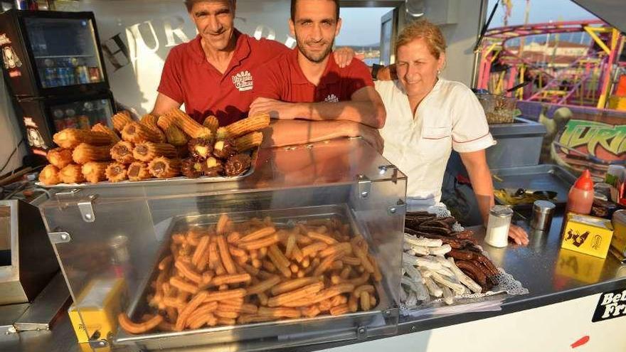 Víctor Vázquez junto a sus padres en la churrería, estos días en Sanxenxo. // Gustavo Santos