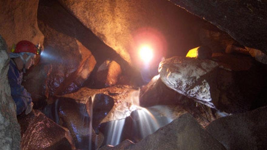 Una de las zonas exploradas de la cueva de A Trapa.  // C.E.MAUXO