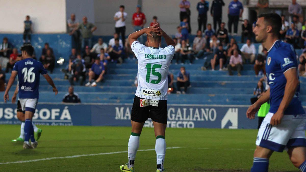 Carlos Caballero se lleva las manos a la cabeza tras un lance del encuentro.