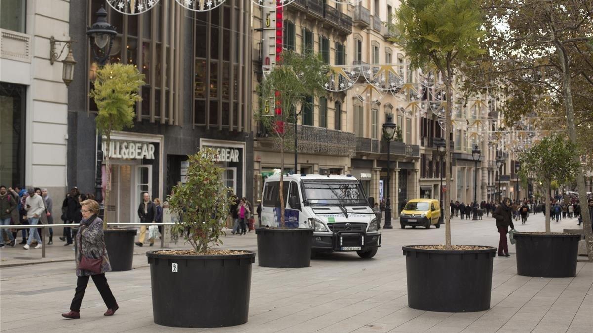 zentauroepp41302804 barcelona 13 12 2017 nuevos bolardos jardineras en porta de 171214131118