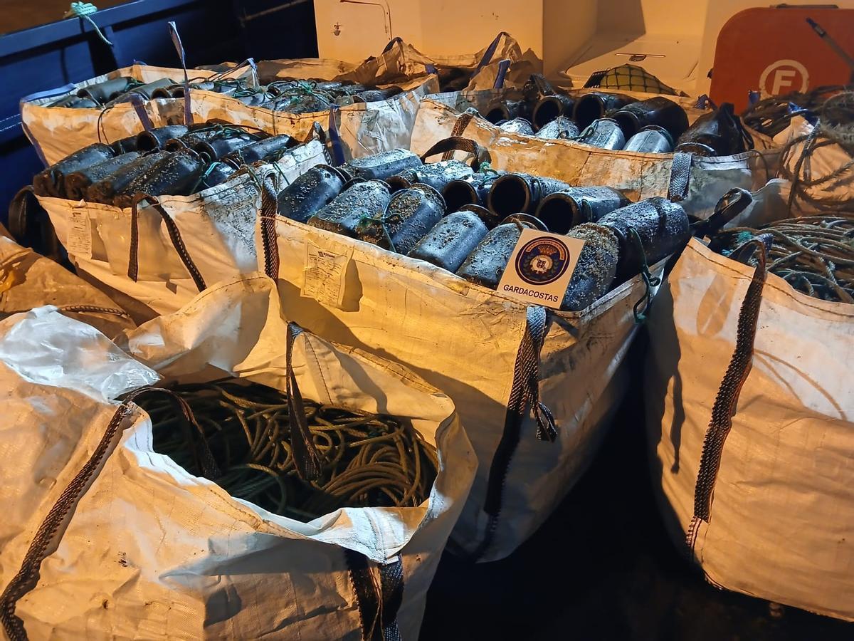 Cacharros incautados por Gardacostas a bordo de una de las patrulleras