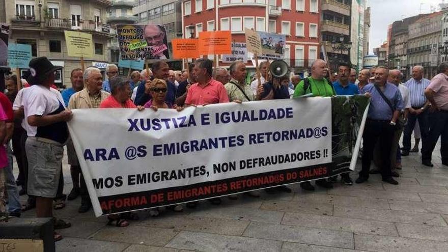 La plataforma ayer en la Praza de Galicia . // I. Abella