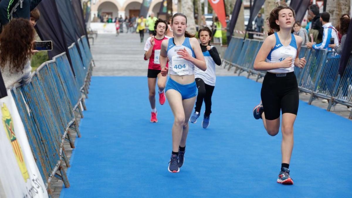 Grupo de jóvenes
participantes 
momentos previos
a cruzar la meta. JA RIERA