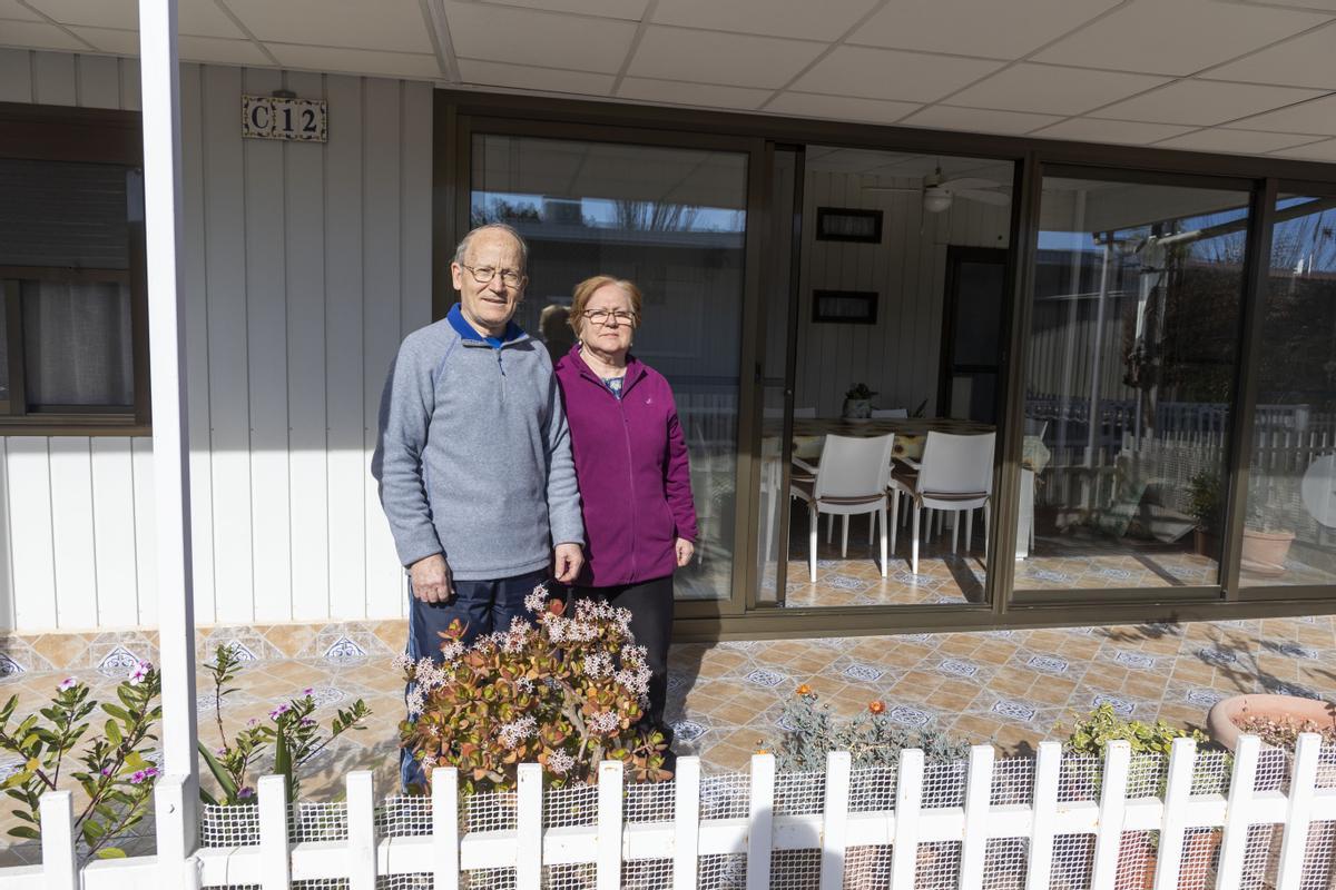 Amparo y Miguel frente a su casa en el camping La Pirámide