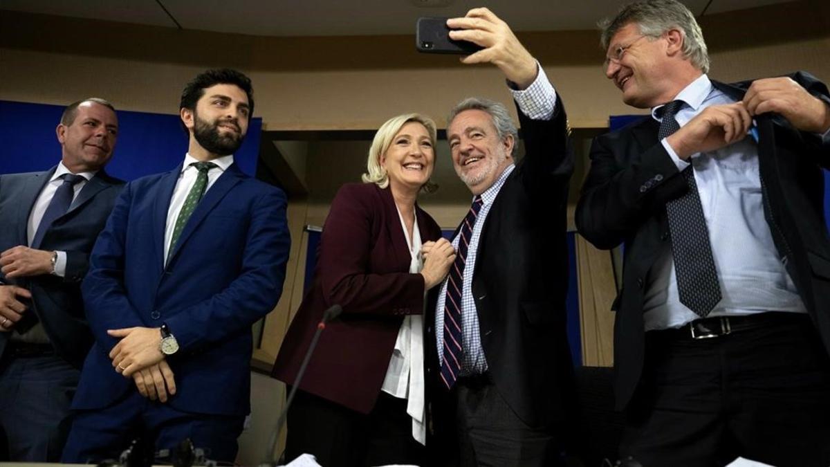 La francesa Marine Le Pen y el belga Gerolf Annemans se hacen un 'selfie' en presencia de otros dirigentes ultras.