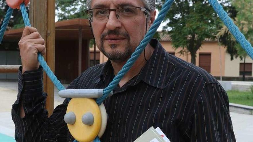 César Domínguez con su libro.