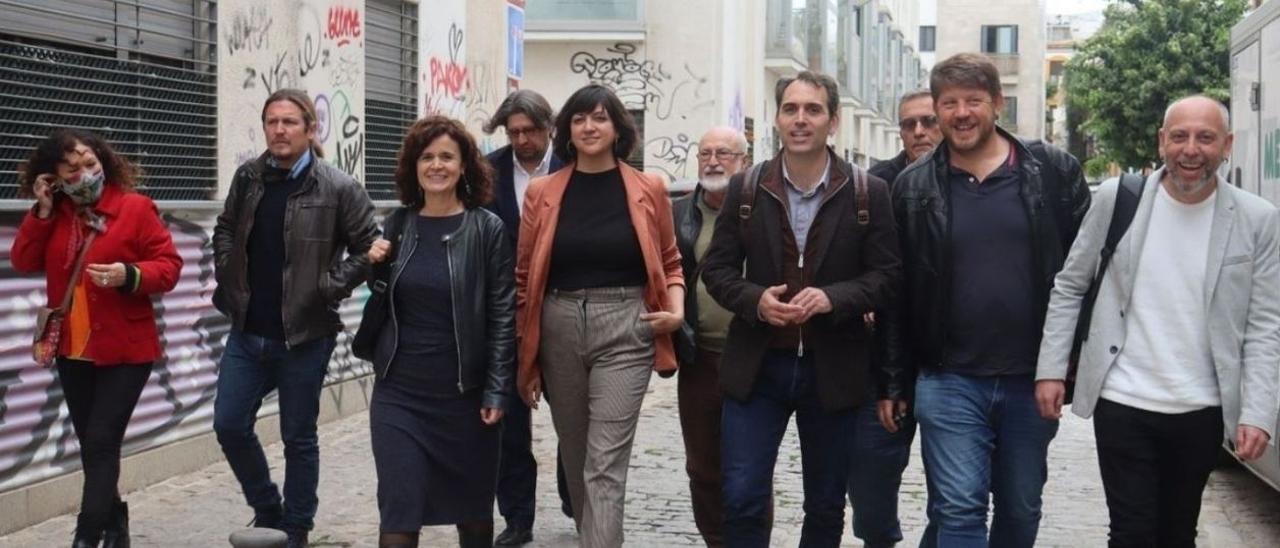 Dirigentes de distintas formaciones de la izquierda andaluza tras una de las reuniones para negociar una confluencia.