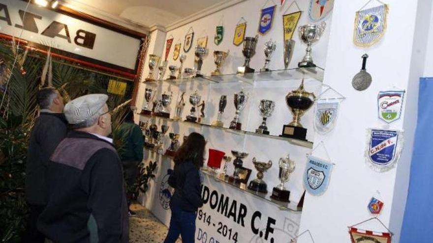 Varias personas contemplan los trofeos del equipo, en el museo histórico abierto en diciembre.  // M. G. Brea