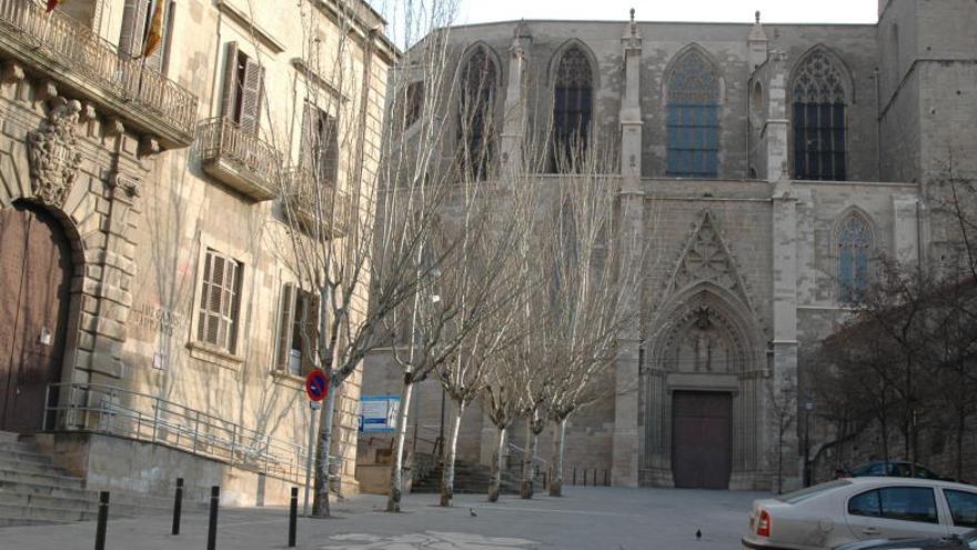 Façana de l&#039;edifici dels antics jutjats, a l&#039;esquerra de la Baixada de la Seu