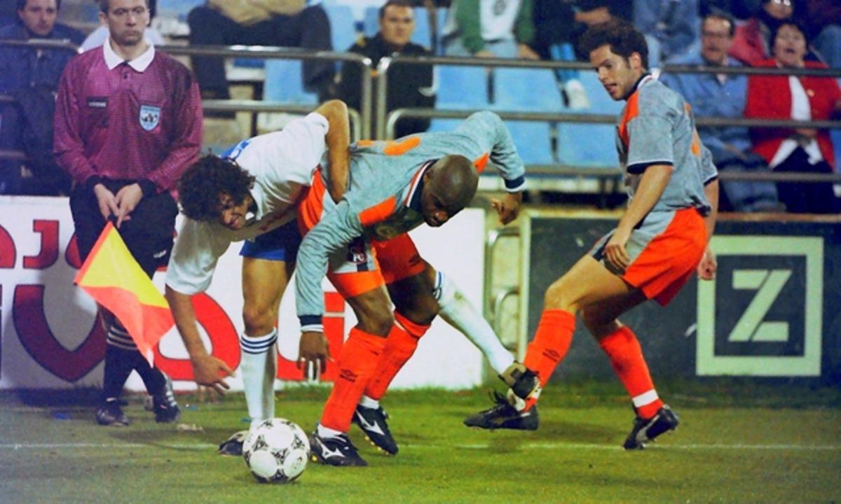 Esnáider trata de marcharse de un jugador del Chelsea en la semifinal de la Recopa de la 94-95.