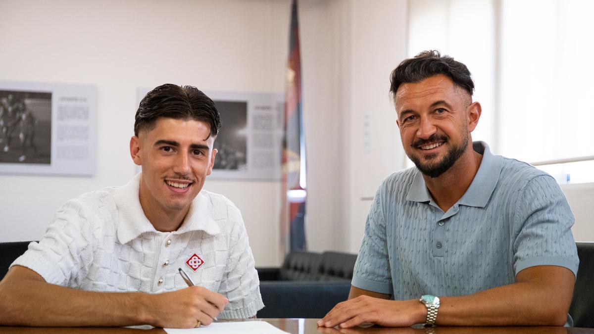 Dani Requena, a la izquierda, firma con el Levante.