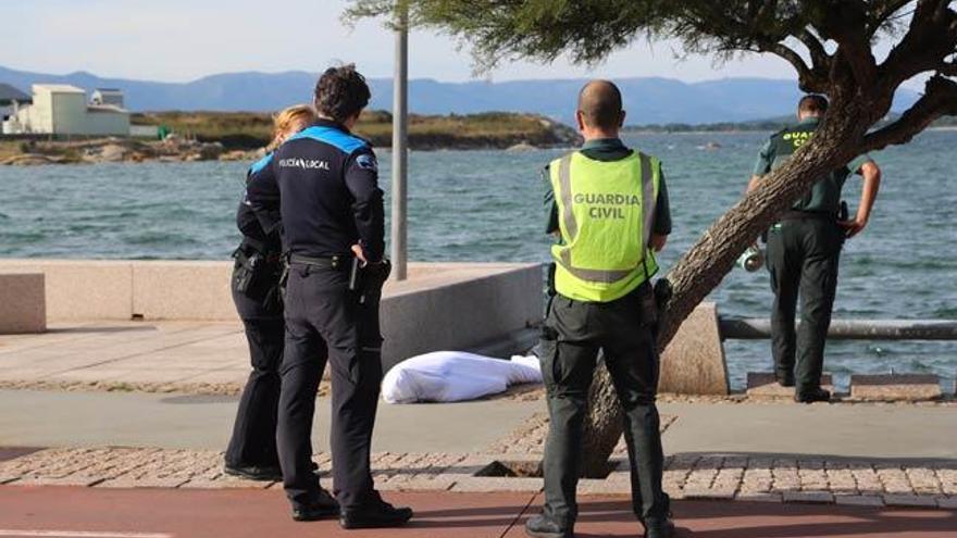 Policía y Guardia Civil, junto al cadáver. // Muñiz