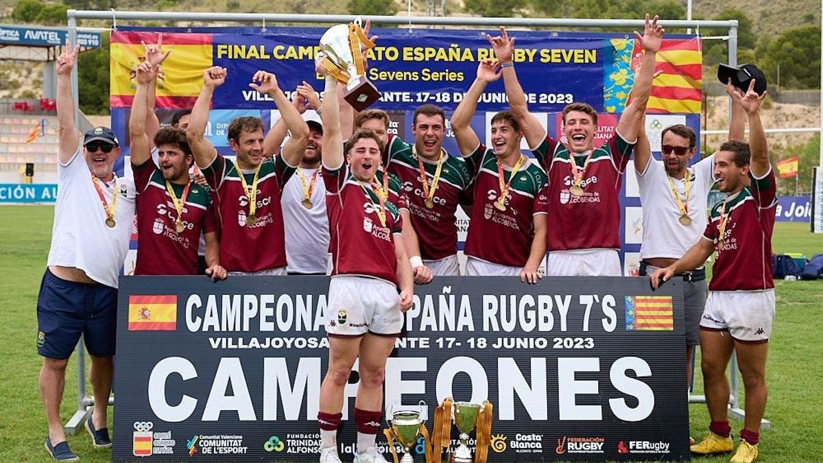 Los integrantes del Alcobendas festejan el doble título logrado en La Vila Joiosa.