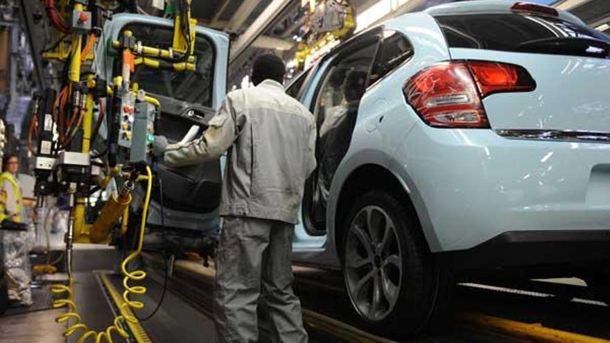 Trabajadores de la planta francesa de Aulnay-sous-Bois, en la línea de montaje del Citroën C3.  // PSA-J.L.