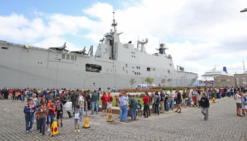 Cientos de personas han subido a bordo del portaeronaves más grande de la Armada española