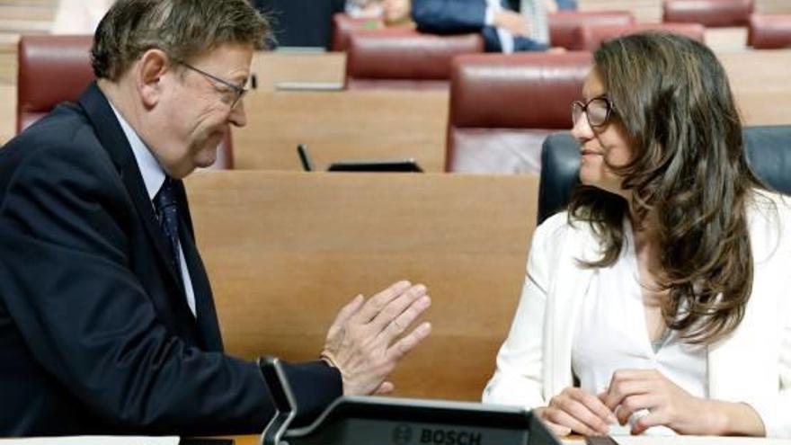 Ximo Puig y la vicepresidenta Mónica Oltra, durante el debate de ayer en las Cortes Valencianas.