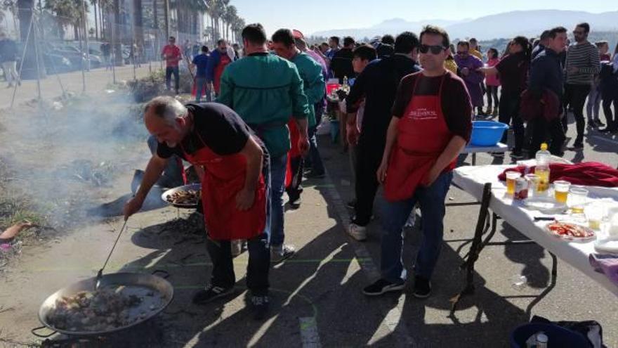 Un grupo de falleros de Cullera prepara una paella en el concurso, celebrado ayer.