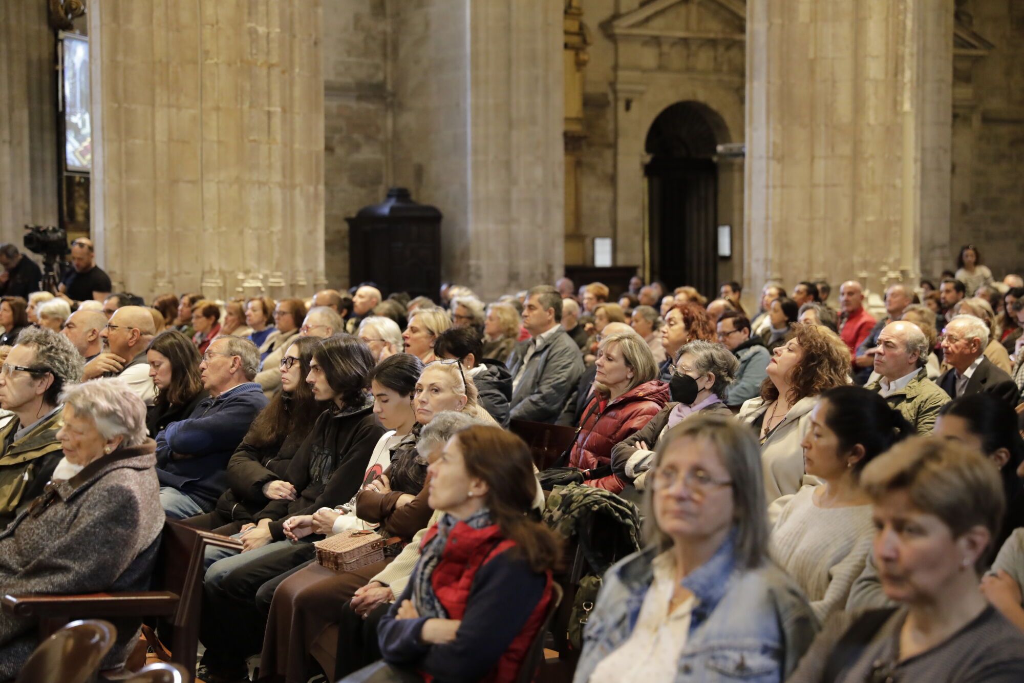El fervor por el Santo Sudario deja pequeña la Catedral en la misa mateína
