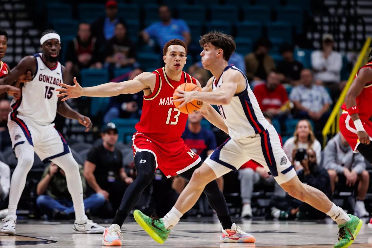 Mario Saint-Supery realiza un pase ante Elijah Saunders.