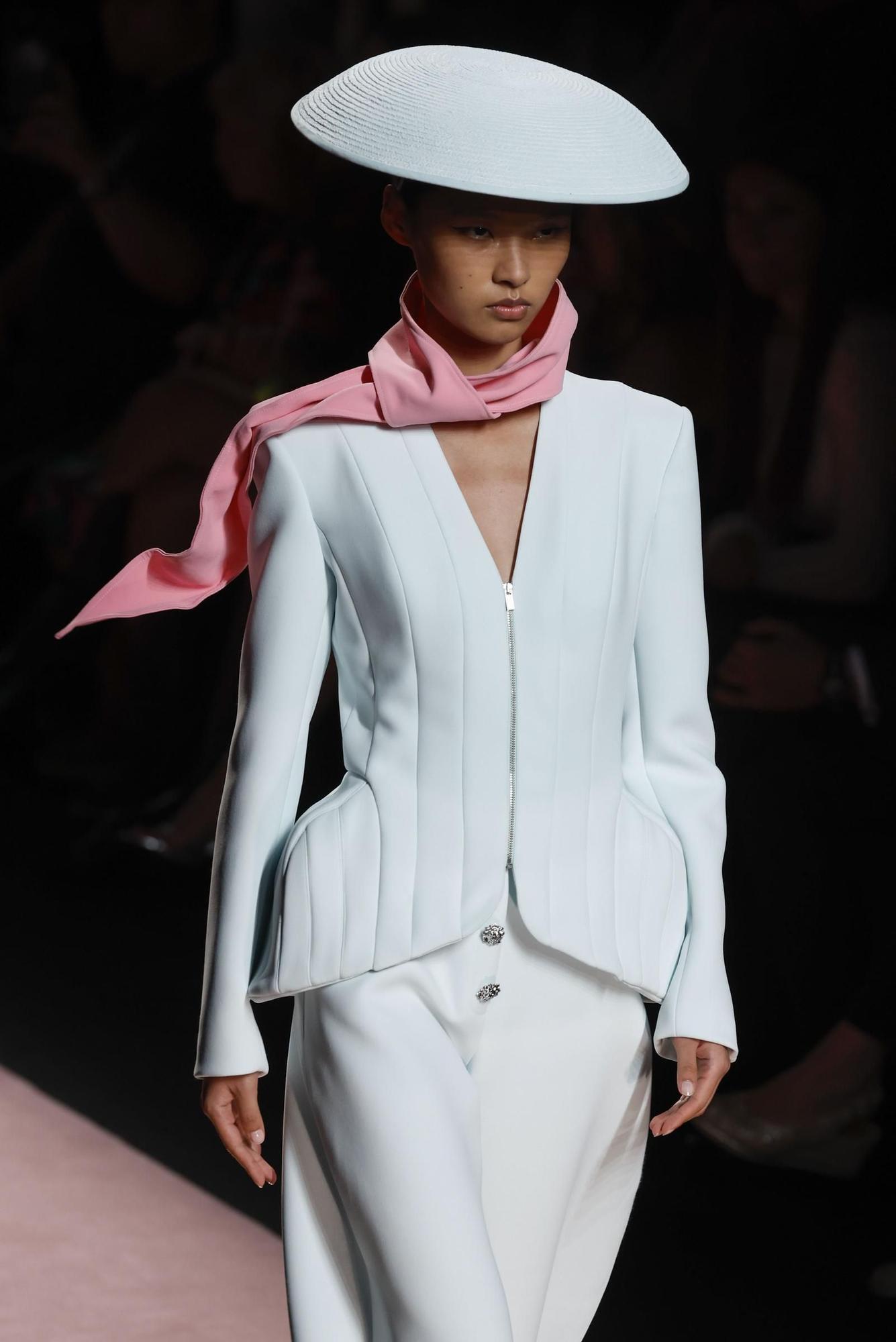 Isabel Sanchis tiñe de verde y rosa la pasarela madrileña