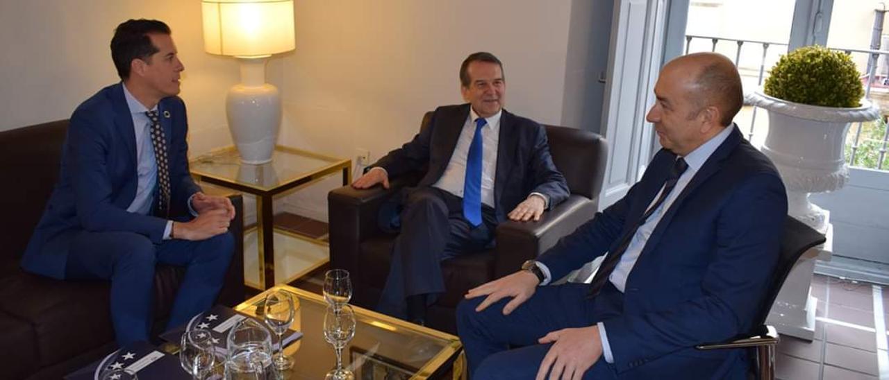 Rubén Alfaro, Abel Caballero y Alejandro Soler, reunidos en la sede de la FEMP.