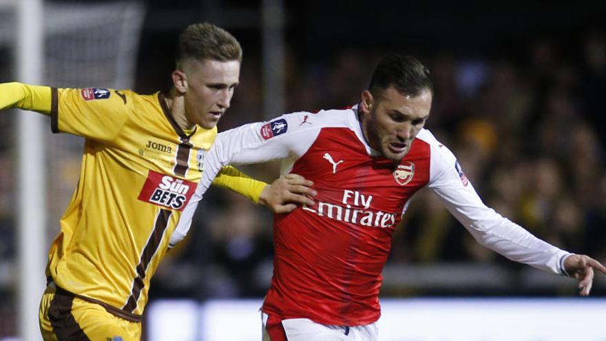 Lucas Pérez, durante un partido con el Arsenal