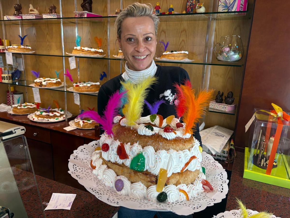 Beatriz Rodríguez, en la Confitería Betty, en Sama de Langreo.