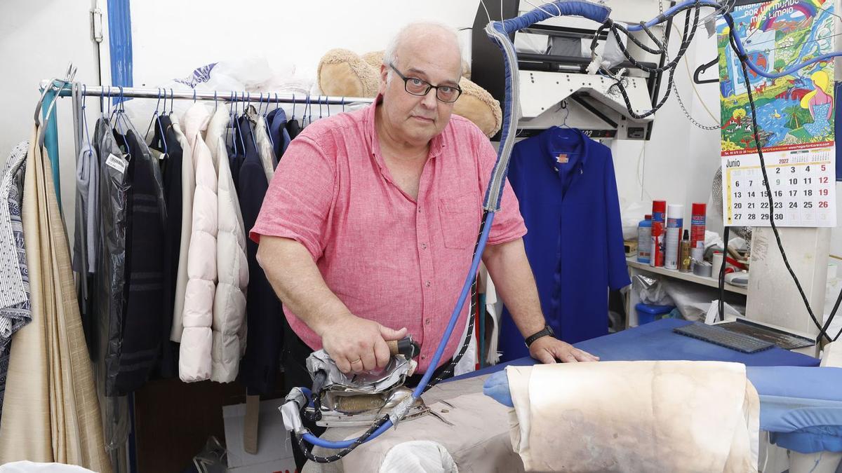 Javier Santamaría, en su tintorería de la rúa de Zaragoza, en Vigo. / RICARDO GROBAS