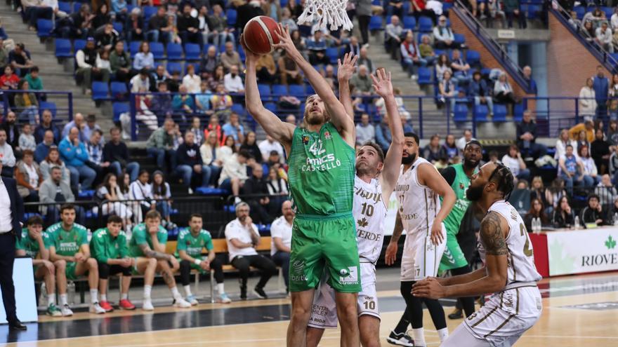 La crónica | El Amics gana al Clavijo y se coloca a una victoria de la permanencia (93-96)