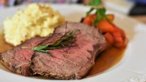 Bistec de ternera acompañado con salsa, puré de patatas y verduras