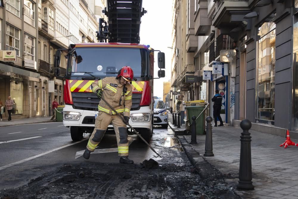 Un coche arde en la plaza de Pontevedra