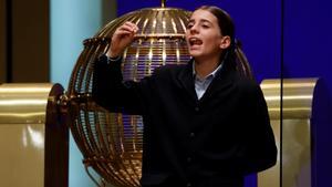 Una niña del Colegio de San Ildefonso canta uno de los quintos premios del sorteo de la Lotería de Navidad celebrado en el Teatro Real de Madrid este miércoles. EFE/ Juan Carlos Hidalgo