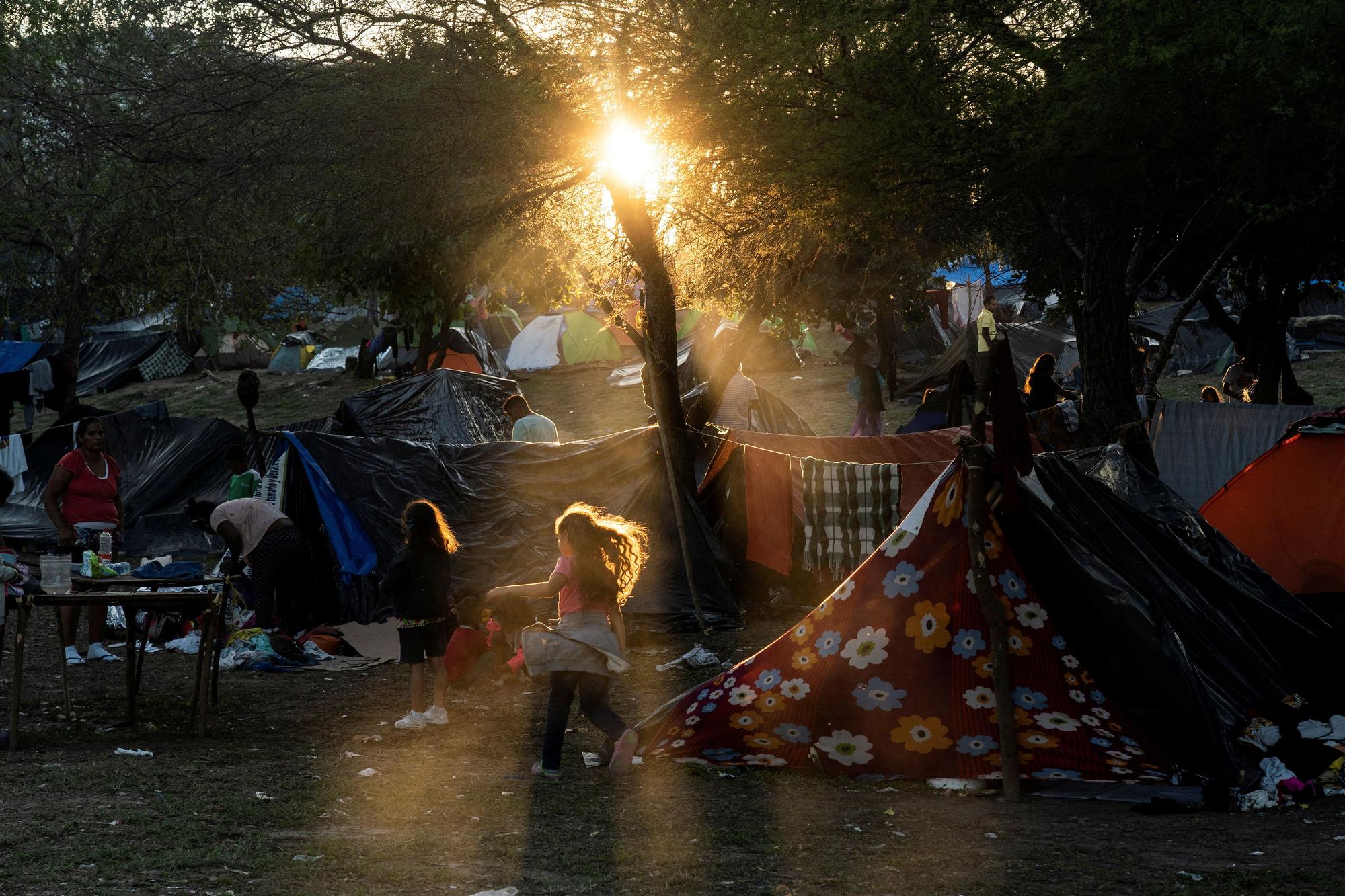 Migrantes, principalmente venezolanos, acampan junto a Río Grande, en EEUU.