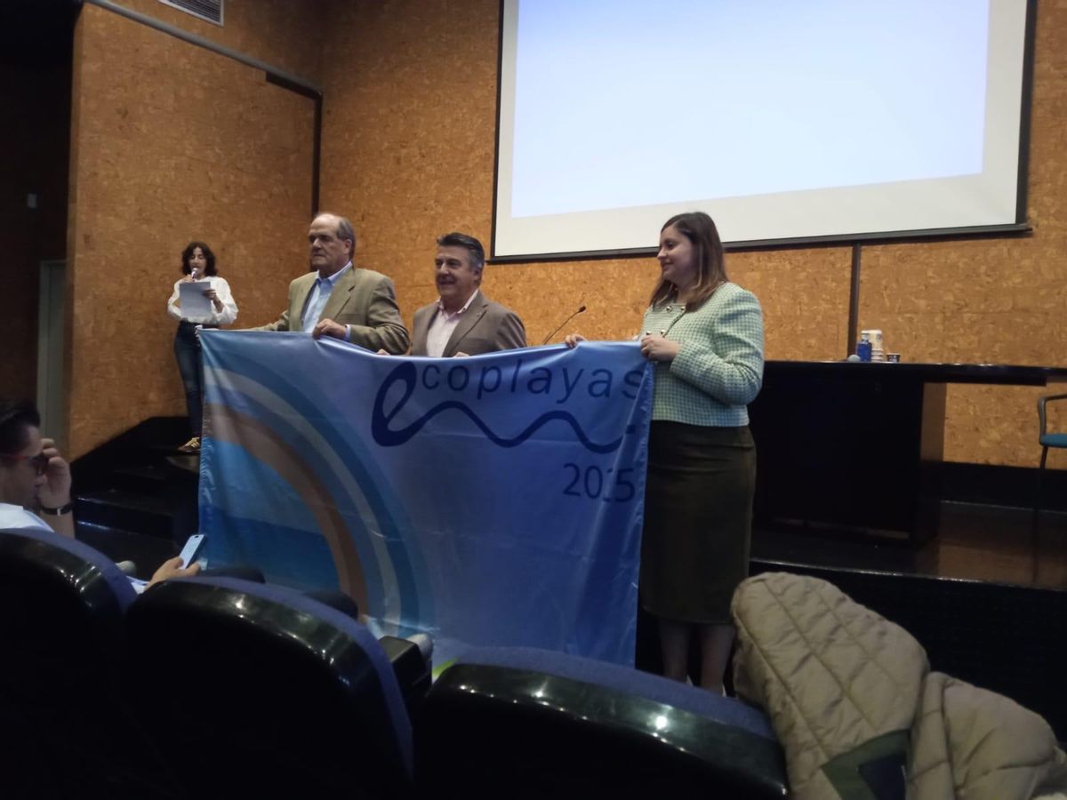 Juan Carlos Armas, en el centro, recogiendo uno de os galardones.