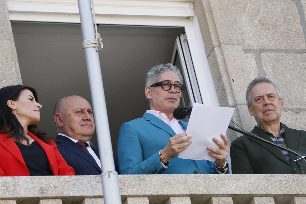 Izaguirre con el alcalde Horacio Gil, María Martínez Allegue y Antonio Gómez Caamaño, durante el pregón. | ANXO GUTIÉRREZ