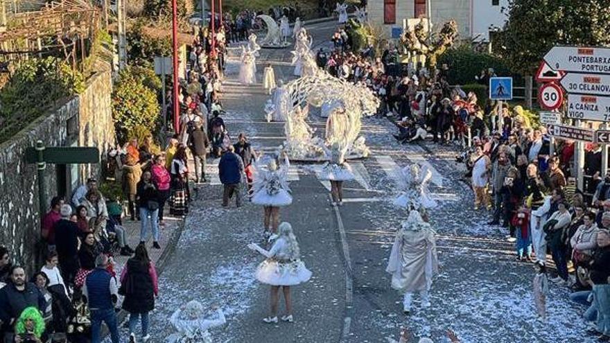 Desfile de carrozas, y a la derecha, el Zamaruco.   | // FDV