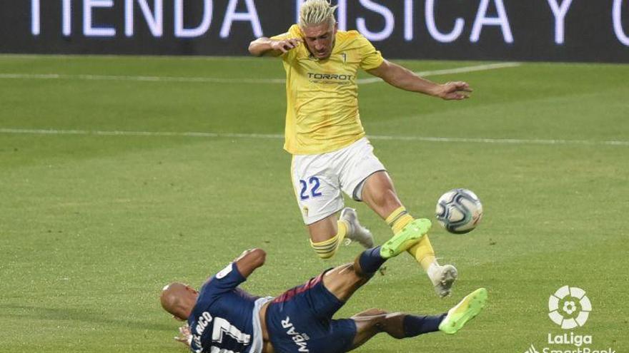 El descuento castiga al Huesca ante el Cádiz