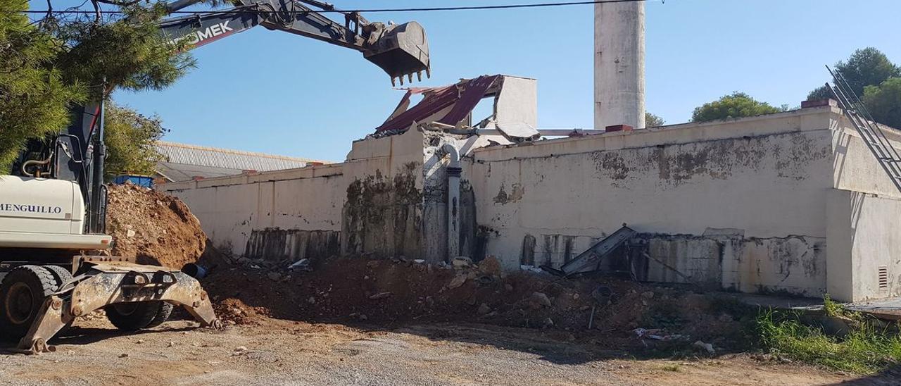 Los trabajos para construir el nuevo y más grande depósito de agua potable de Almassora han arrancado con el derribo de la infraestructura de 1932.