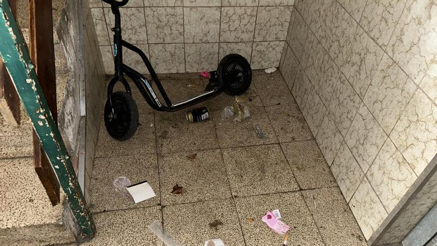 S'agreuja la situació al bloc a les fosques de Salt: «Es colen a l'escala per consumir drogues, orinar i fins i tot practicar sexe»