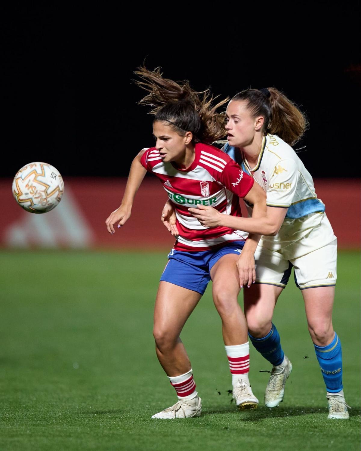 Vera agarra a Laura Pérez en un lance del partido entre el Granada y el Dépor Abanca.