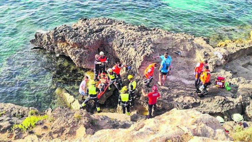 Bombers de Palma y Bombers de Mallorca colaboran en el rescate de un joven herido al saltar al mardesde un acantilado en Son Verí, en Llucmajor.