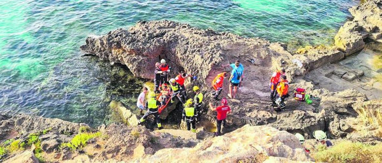 Bombers de Palma y Bombers de Mallorca colaboran en el rescate de un joven herido al saltar al mardesde un acantilado en Son Verí, en Llucmajor.