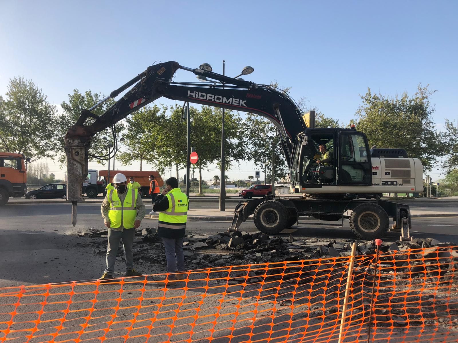 Obras en la avenida Antonio Ferrandis para la instalación de los raíles de la futura línea 10 de Metrovalencia