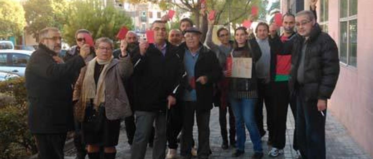 Vecinos de Torrefiel sacan tarjeta roja al consistorio ante la Junta de Distrito.