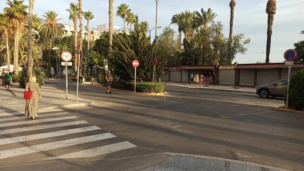 Punto en el que se construirá la rotonda que obliga a trasladar 25 puestos de los hippies y suprime varias palmeras