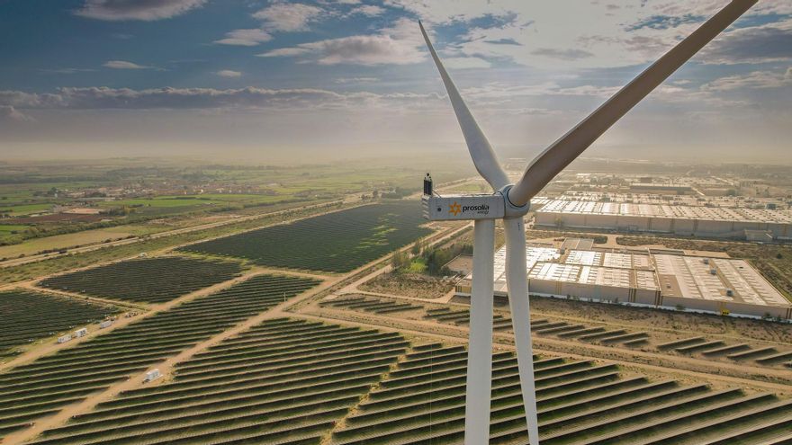 El primer aerogenerador instalado en el parque híbrido de energías renovables de la planta de Stellantis en Figueruelas.