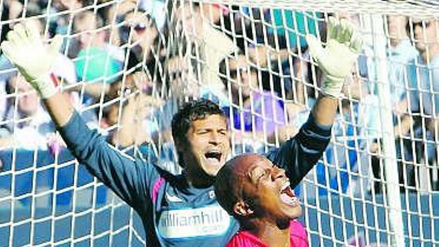 Gregory celebra el gol de Camacho ante la desesperación de Munúa.