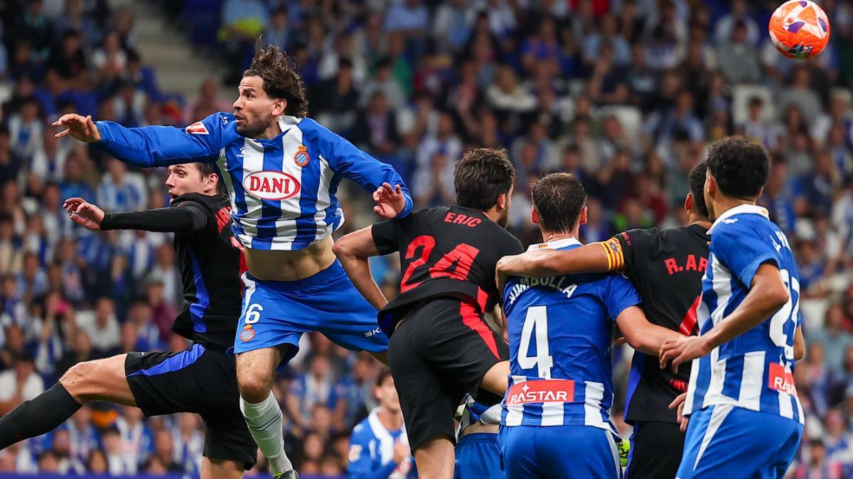 Cabrera, Kumbulla y Omar El Hilali pugnan un balón contra el FC Barcelona